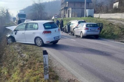 (FOTO) Karambol kod Doboja: U sudaru 4 automobila POVRIJEĐENE 3 OSOBE