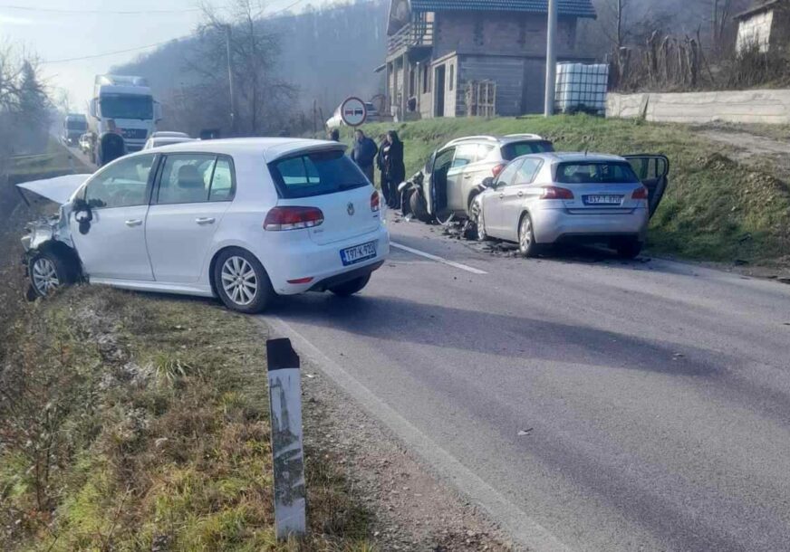 (FOTO) Karambol kod Doboja: U sudaru 4 automobila POVRIJEĐENE 3 OSOBE