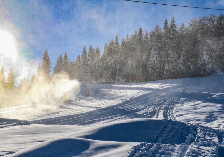 (FOTO) ZIMA POČINJE RANIJE Jahorina sutra otvara ski sezonu uz besplatno skijanje za sve posjetioce