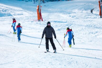 (FOTO) Otvorena NOVA SKIJAŠKA SEZONA na Jahorini: Prvog dana BESPLATNO SKIJALO oko 1.000 skijaša