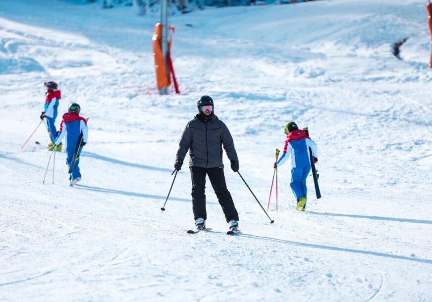 (FOTO) Otvorena NOVA SKIJAŠKA SEZONA na Jahorini: Prvog dana BESPLATNO SKIJALO oko 1.000 skijaša