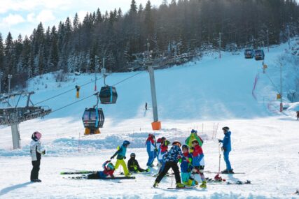 BROJ POVREDA POVEĆAN ZA 50 ODSTO Stradaju mladi i stari, a najviše lomova ruku i nogu imaju skijaši