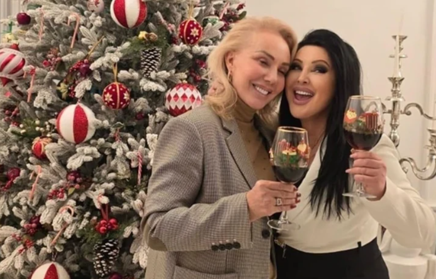 Došla da joj čestita rođenje unuke: Lepa Brena i Dragana Mirković NAZDRAVLJAJU U DVORCU u Beču, pokazale šta je pravo prijateljstvo