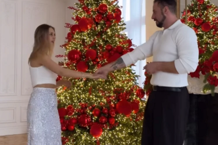Glumac oženio lijepu doktoricu i preselio u Rusiju: Poziraju u sobi sa ogromnom jelkom, kaminom i kristalnim lusterom