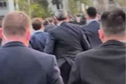HAOS TOKOM POSJETE KINI Francuski predsjednik pobjegao obezbjeđenju, POLICIJA GA JURILA dok je on trčao