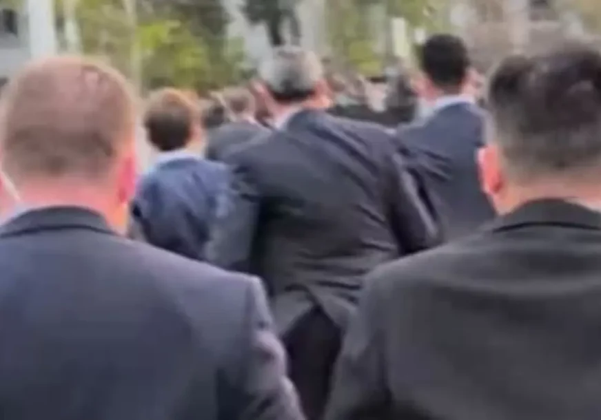 HAOS TOKOM POSJETE KINI Francuski predsjednik pobjegao obezbjeđenju, POLICIJA GA JURILA dok je on trčao