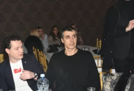 VISOK SKORO DVA METRA Mnogi se iznenade kada ovog pjevača vide uživo