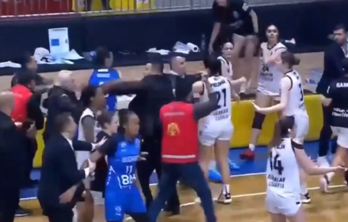 (VIDEO) Koš za trijumf, pa žestoka makljaža: Košarkašice se potukle na terenu, jedna završila s razbijenom arkadom
