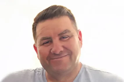 (FOTO) "Pokušavamo da shvatimo šta se dogodilo" Milorad umro na letu iz Čikaga za Beograd, njegova supruga traga za Aleksandrom koji mu je pomogao