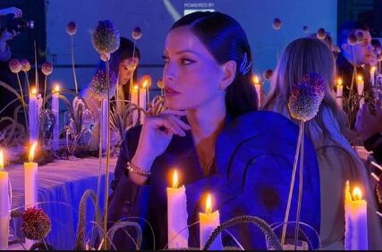(FOTO) Gleda u daljinu i pozira: Mirka Vasiljević u gradu sjedi za stolom u šik izdanju, glumica izgleda fantastično