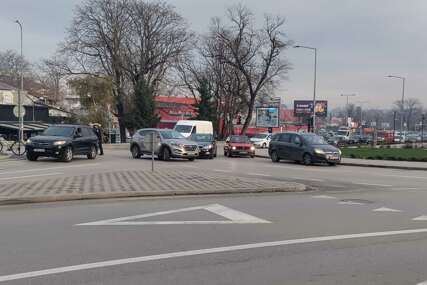 (FOTO) Nesreća u centru Banjaluke: Sudar 2 automobila u kružnom toku kod Ekvatora