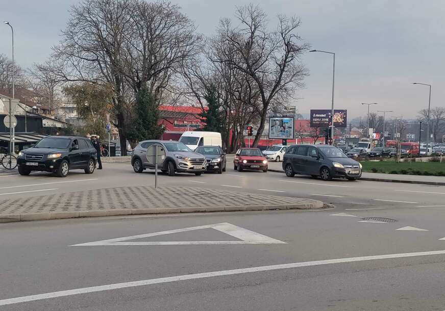 (FOTO) Nesreća u centru Banjaluke: Sudar 2 automobila u kružnom toku kod Ekvatora