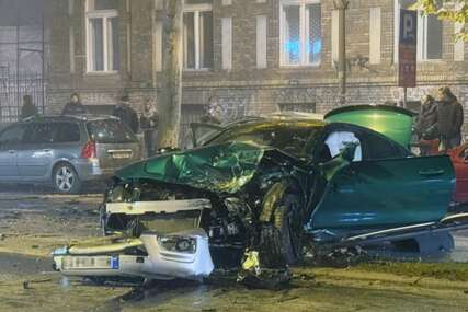 (FOTO) PREMINUO TAKSISTA Vozač podlegao povredama nakon jezivog sudara sa BMW