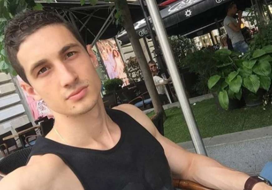 (FOTO) "Uz oca sam shvatio da mi to ne odgovara" Sin poznatog pjevača RADI 2 POSLA i živi zdravo, estrada ga ne zanima, a izgleda KAO MANEKEN