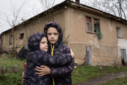 (FOTO) "Najgore je kada otvorimo frižider - tamo nikad nema ništa" Aca (9) i Relja (5) ŽIVE U SIROMAŠTVU, svakog dana očekuju da im plafon padne na glavu