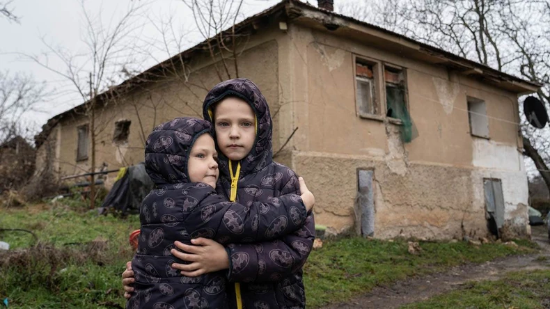 (FOTO) "Najgore je kada otvorimo frižider - tamo nikad nema ništa" Aca (9) i Relja (5) ŽIVE U SIROMAŠTVU, svakog dana očekuju da im plafon padne na glavu