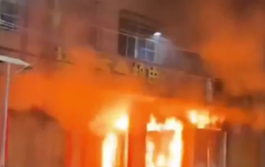 (VIDEO) POGINULO 12 OSOBA Vatra progutala stambenu zgradu u Kini