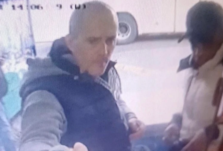 Isplivale nove fotografije napadača: Snimljen na trafici nakon što je ženu IZBO NOŽEM NA STEPENIŠTU