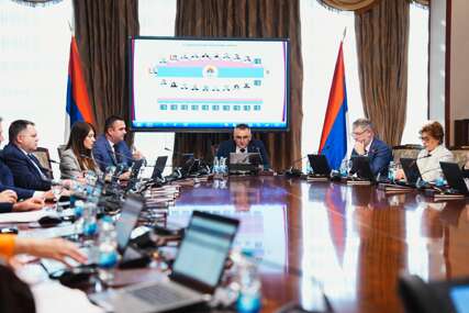(FOTO) Republika Srpska obara REKORD: Evo koliko će nas Vlada zadužiti iduće godine i koliko MILIJARDI će iznositi ukupan dug