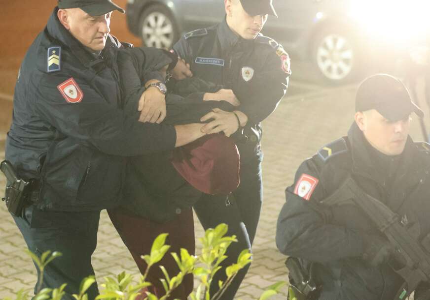 (VIDEO, FOTO) Tukao ih palicom: Rajko Pavić sproveden u banjalučko tužilaštvo