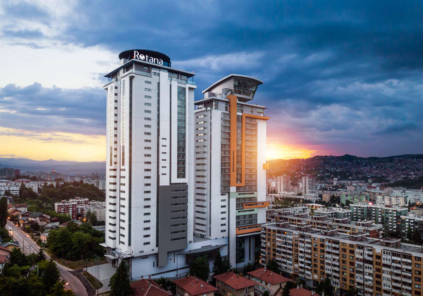 (FOTO) NAJLUĐA NOĆ SVE JE BLIŽE Hotel Bosmal Arjaan by Rotana u srcu Sarajeva PRIPREMA NOVOGODIŠNJI SPEKTAKL