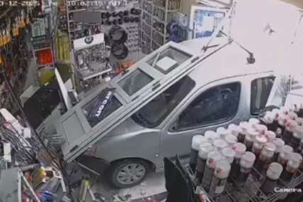 (VIDEO) SNIMAK KOJI LEDI KRV U ŽILAMA Dvojica radnika razgovarala u radnji, a nekoliko sekundi kasnije automobil uletio u objekat