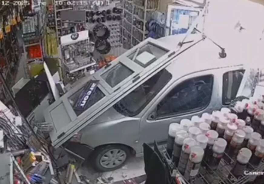 Automobil uletio u radnju