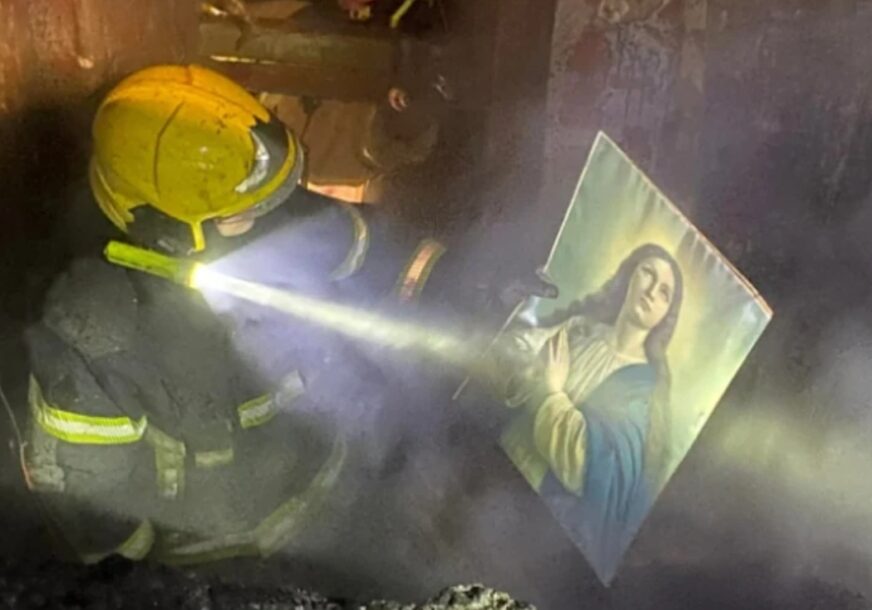 (FOTO) NETAKNUTA VATROM Vatrogasci ispod ruševina spasili ikonu, ovo je pravo čudo
