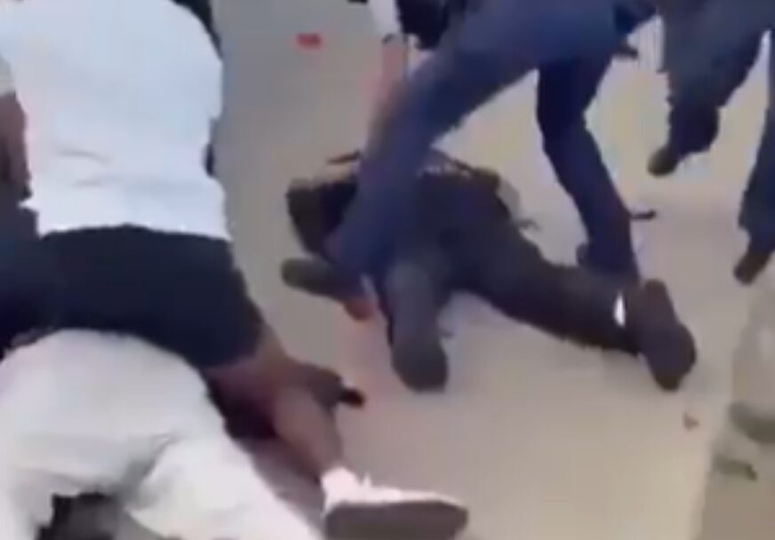 (VIDEO) U masakru UBIJENO 10 LJUDI: Pojavio se snimak hapšenja napadača iz Sidneja, policija pokušavala REANIMIRATI jednog