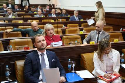 Počela sjednica Skupštine Grada: Na dnevnom redu budžet, parkinzi, poskupljenje vode i još 83 tačke
