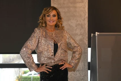 ONE SU NAJVIŠE NA ESTRADI Ova pjevačica ima 184 centimetara, kolege ne mogu da vjeruju da je prestigla čuvenu Sneki
