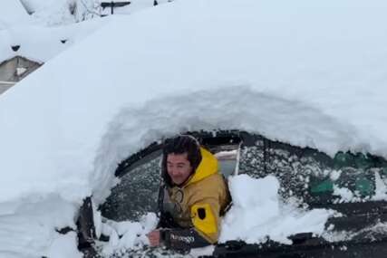 (VIDEO) SNJEŽNA OPSADA Snijeg zatrpao grad, ljudi kopaju tunele do kuća, sve se stopilo u jedinstveni bijeli pejzaž