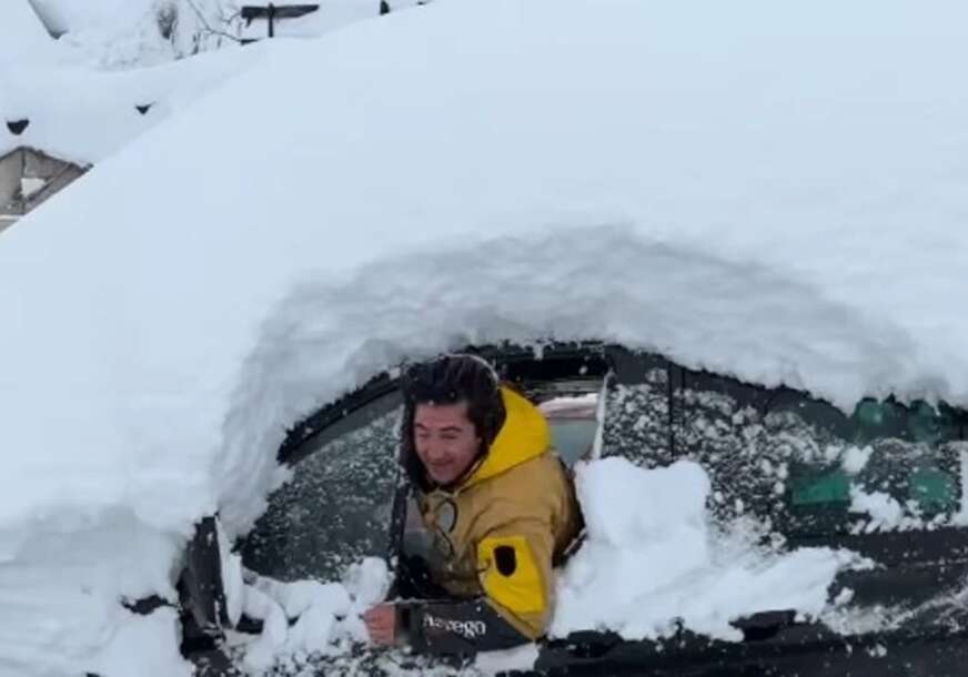 (VIDEO) SNJEŽNA OPSADA Snijeg zatrpao grad, ljudi kopaju tunele do kuća, sve se stopilo u jedinstveni bijeli pejzaž
