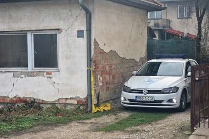 (FOTO) Naređena obdukcija: U stanu u Brčkom pronađeno tijelo muškarca