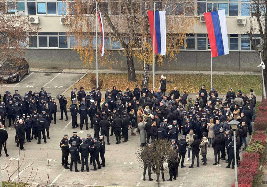 (VIDEO, FOTO) U trenutku izricanja presude za ubistvo Radenka Bašića: Policajci na ulicama širom Srpske zaustavili vozila i upalili rotacije