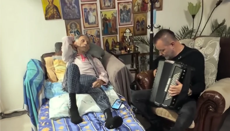 (VIDEO) "Htio je da mu sviramo i pjevamo te večeri" Posljednji snimak pjevača Mladena Kosmajca