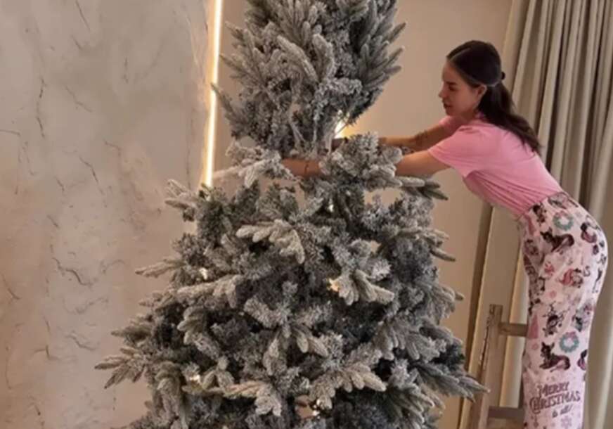 (FOTO) "Shvatila sam da nemam granice" Tačkasta Mara se uselila u LUKSUZNU VILU i pokazala raskošnu jelku