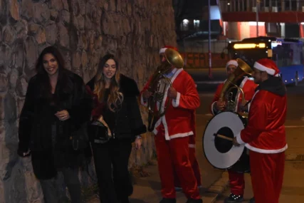 (VIDEO) Uz muziku dočekuju gosti: Trubači u kostima Djeda Mraza STIGLI NA SLAVU Cece Ražnatović