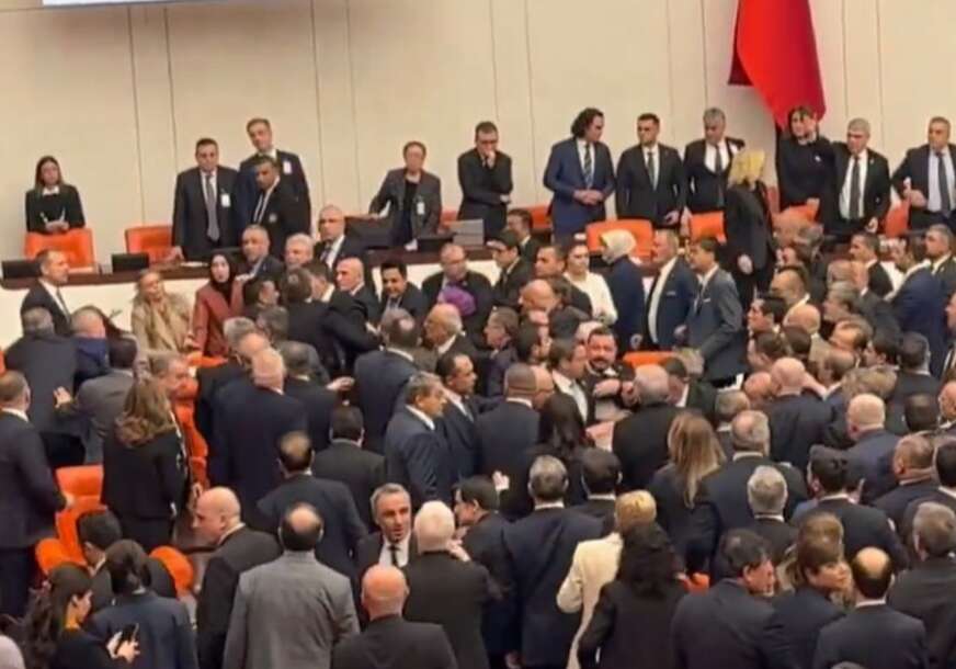 (VIDEO) HAOS U TURSKOM PARLAMENTU Poslanici se tukli 10 minuta, obezbjeđenje pokušalo da ih razdvoji