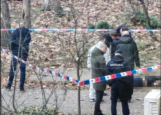 (FOTO) PRVE SLIKE SA MJESTA UBISTVA Muškarac krvnički nožem ubadao oca i majku, pa sebi oduzeo život
