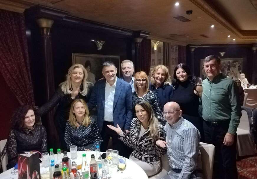 (FOTO) "Lijepo je biti dio tima istinskih profesionalaca" Đajić sa kolektivom Neurološke klinike proslavio Novu godinu