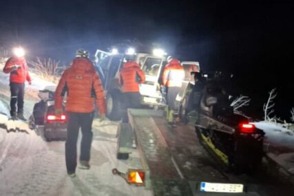 (FOTO) Noćna akcija spašavanja na planinskom masivu Pločno: HGSS Posušje EVAKUISAO VOJNIKE Oružanih snaga BiH iz zaleđenog područja