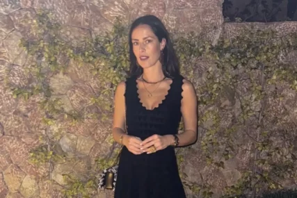 (FOTO) Ana Ivanović u crnoj haljini MAMI POGLEDE: Bivša teniserka bosa u miniću, kiti se ZLATOM, a tek da joj vidite dekolte