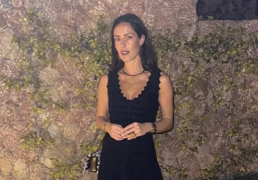 (FOTO) Ana Ivanović u crnoj haljini MAMI POGLEDE: Bivša teniserka bosa u miniću, kiti se ZLATOM, a tek da joj vidite dekolte