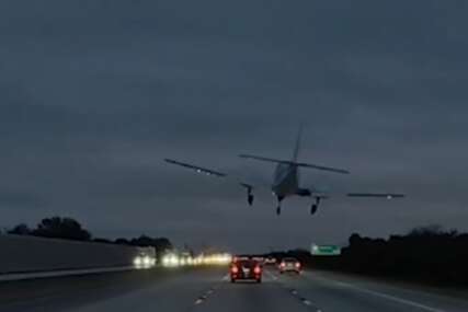 (VIDEO) Vjerovali ili ne: Avion sletio na krov automobila u toku vožnje
