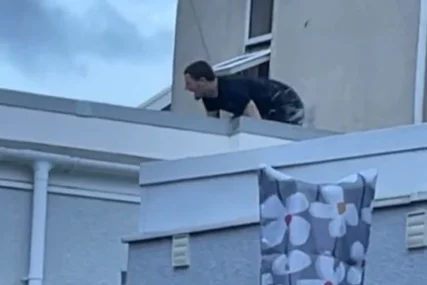 (VIDEO) "Boljeće ga svako jutro do kraja života" Kamera uhvatila ljubavnika kako bježi preko krovova