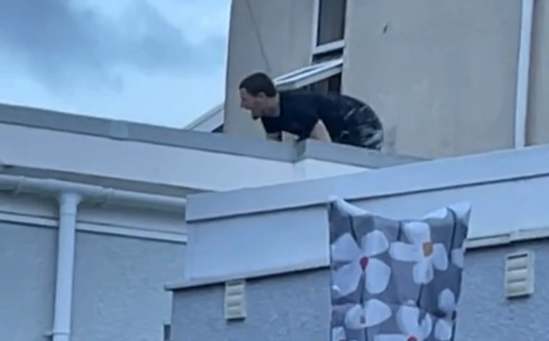 (VIDEO) "Boljeće ga svako jutro do kraja života" Kamera uhvatila ljubavnika kako bježi preko krovova