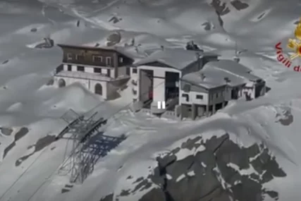 (FOTO) PRVE SLIKE UŽASA NA 2.800 METARA Hitne službe evakuišu zarobljene, otkriveno kako je došlo do drame u Italiji