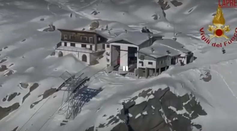 (FOTO) PRVE SLIKE UŽASA NA 2.800 METARA Hitne službe evakuišu zarobljene, otkriveno kako je došlo do drame u Italiji