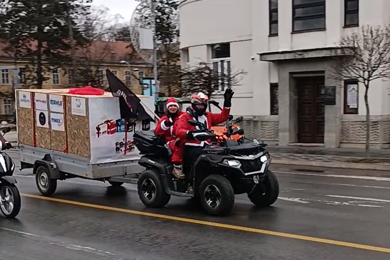 deda mrazovi na motoru